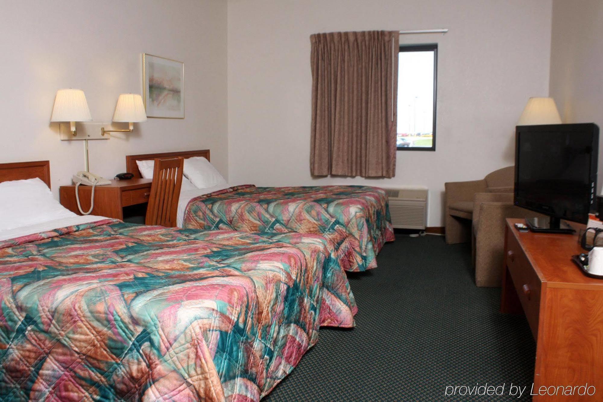Centerstone Inn & Suites Carlyle Eksteriør bilde