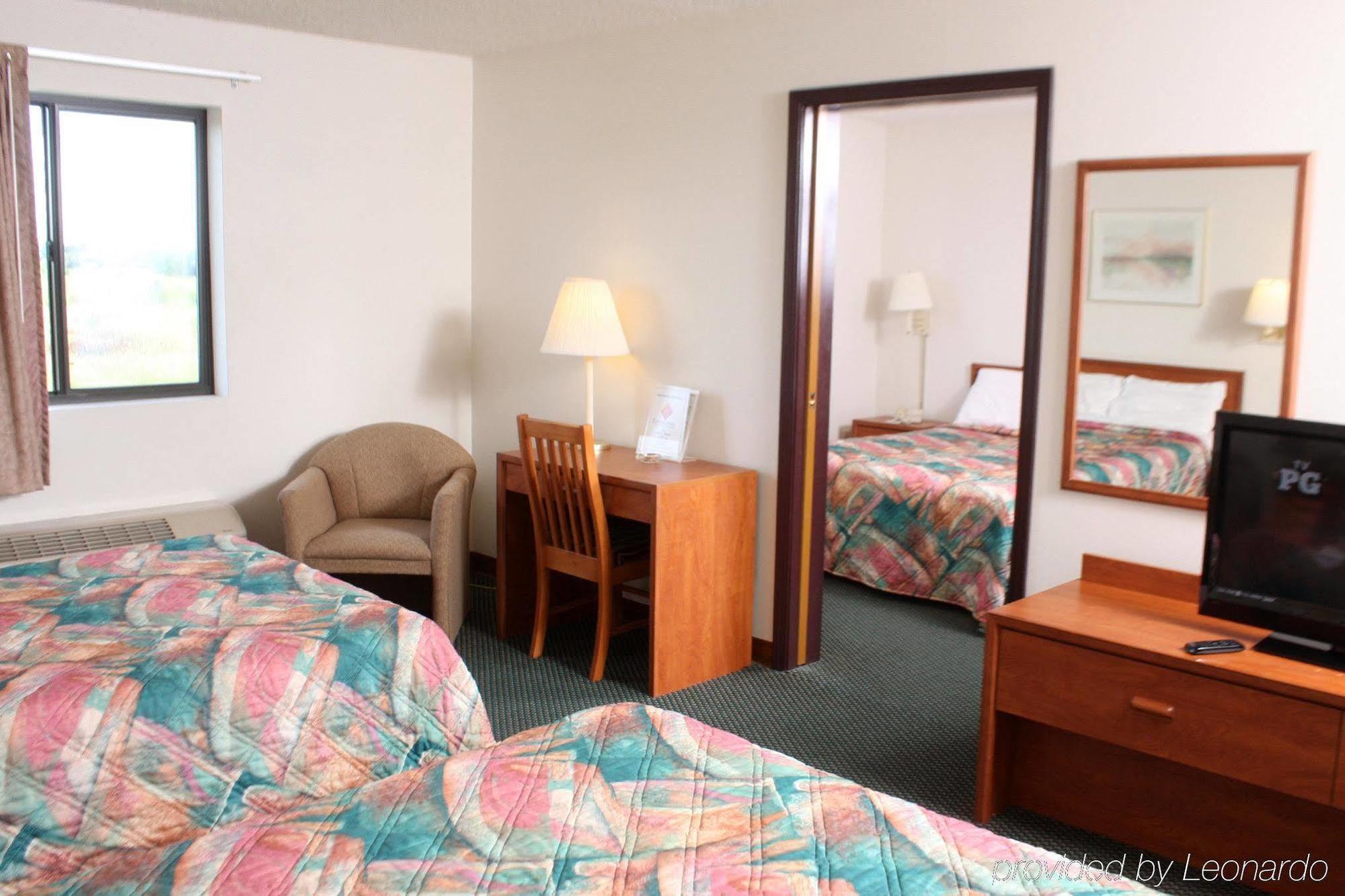 Centerstone Inn & Suites Carlyle Eksteriør bilde