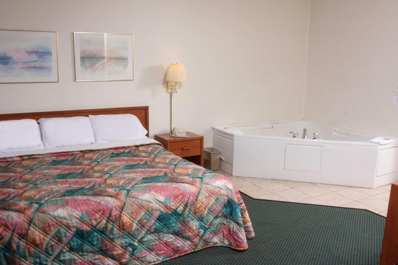 Centerstone Inn & Suites Carlyle Eksteriør bilde